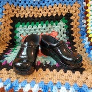 Dansko black patent shoes size 33 never worn